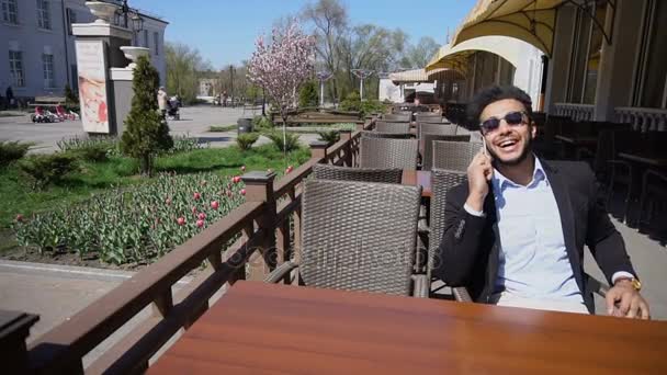 Arabian guy talking with friend by phone — Stock Video