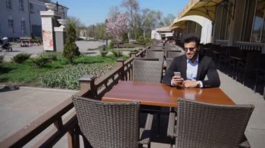 Fotoğrafçı müşteriyle ilgili kabul eder.