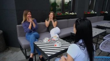 Eski arkadaşlar bahsediyor nişan ve vermek çak.