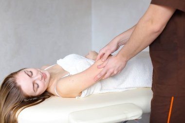 H nazik hareketleri ile deneyimli tıp erkek uzmanı yok