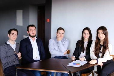 Yöneticileri iki erkek ve kadın possing içinde fotoğraf makinesi ve güleryüzlü bro