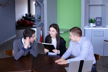 Mutlu iş ortakları ile başarı mutluyuz ve faturaları kazandı
