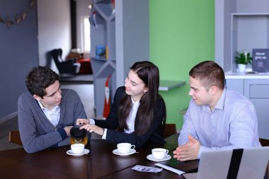 Üç başarılı meslektaşları, kız ve iki adam, içinde eser Özetle