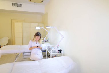 Profesyonel kadın microblading master araçları iş için hazırlar.