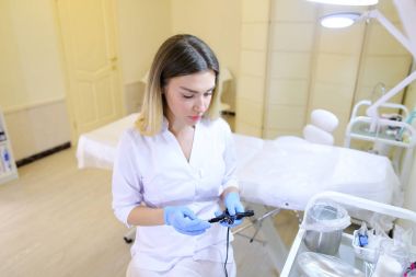 Profesyonel kadın microblading master araçları iş için hazırlar.