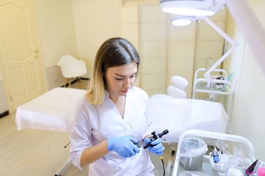 Profesyonel kadın microblading master araçları iş için hazırlar.