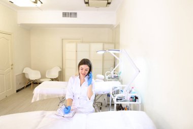 Göz kamaştırıcı smile mobil ve kayıt re üzerinde konuşma ile güzel kız