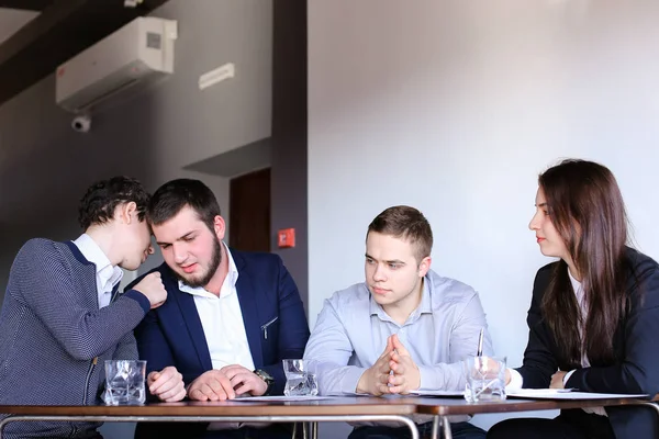 Ofise toplantı için erkek ve kadın dört meslektaşları toplamak