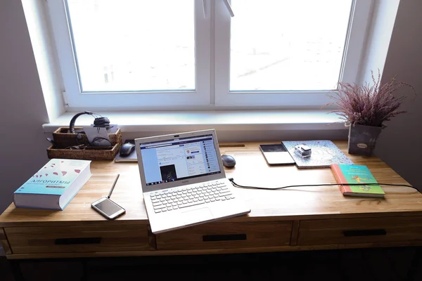 Design und ausgestatteten Arbeitsbereich für die Arbeit in geräumigen Raum wi — Stockfoto