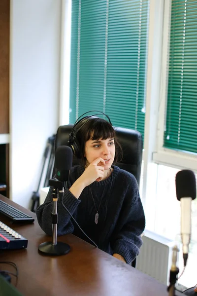 Romper la pausa comercial durante la grabación de radio radiodifusión st —  Fotos de Stock