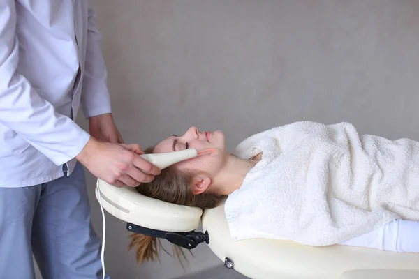 Cosmetologue gars fait massage du visage spécial pour fille avec cosmet — Photo