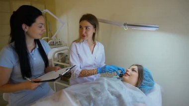 Öğrenci kozmetik teorisi için nitelikli hekim söyler..