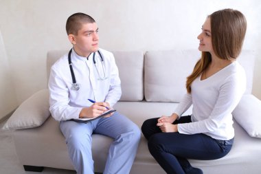 Kız erkek doktor tedavi reçete görmeye geldim. Adam ve w