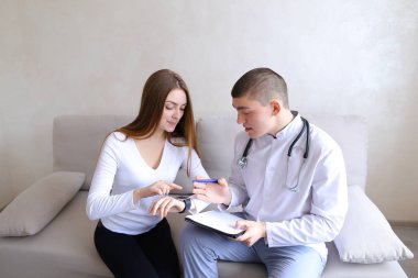 Adam Nefrolojist ve Bayan hasta ben tıbbi fonksiyonlar çalışma