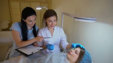 kaş düzeltmeler hakkında sorular sormaya stajyer.