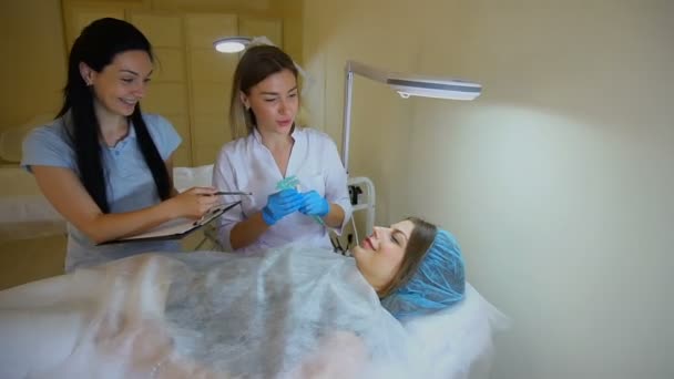 Cosmetologists beszélgetett ügyfél eljárások. — Stock videók