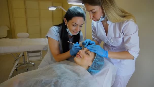 Médicos femininos fazendo procedimento de cosmetologia para menina . — Vídeo de Stock