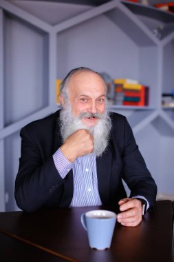 Yaşam ve wi poz üzerine yansıtır akıllı yaşlı adam portresi