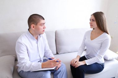 Genç kadın kim dinler ve yazıyor doktor adamı görmeye geldim. Adam bir