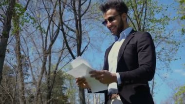 Bir erkek eve iş gezisi sonra gider.