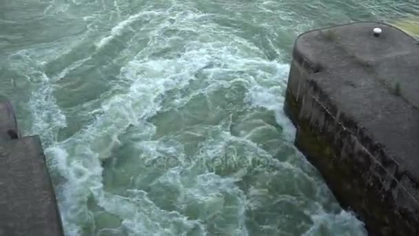 Gát fal, amely szabályozza a víz szintje. — Stock videók