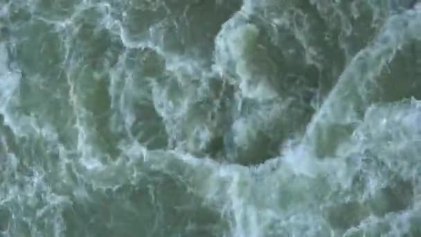 Θάλασσα έχει κύματα λόγω πλοία που διέρχονται το κοντινό. — Αρχείο Βίντεο