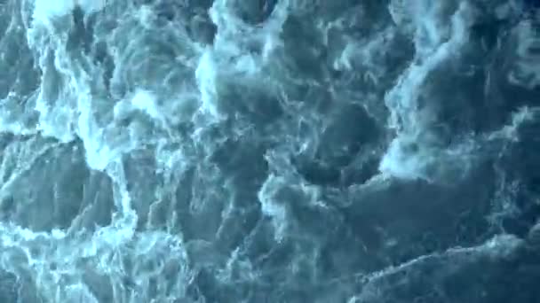 Gran waver levanta arena del océano y tiene espuma blanca . — Vídeos de Stock