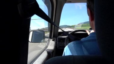 Taksi şoförü tekerlek elinde tutmak ve yolcu hava alanına taşır.
