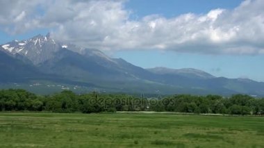 Avrupa'nın Tatra Dağları aralığında otobüs pencereden dağlar filme turizm.