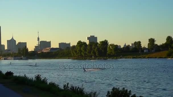 Ausbildung berühmter Surfer auf der Donau in Wien Österreich — Stockvideo