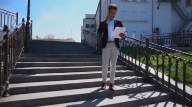 İle konuşurken Sekreter patron telefonla ve iş tartışmak.