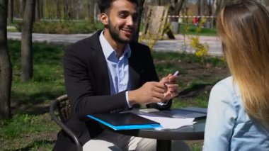 Arap adam ve beyaz bir kadın iş toplantı kafede var.