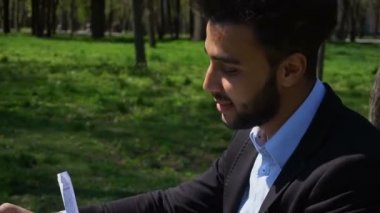 Editör Park yeni el yazması okur.