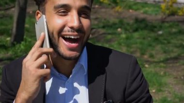 Bakım oğlu anne ile telefon ve gülümsüyor Gamze ile konuşuyor.