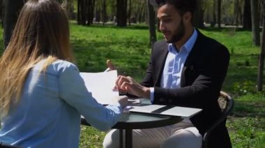 Finans Müdürü patron yeni üç aylık rapora sunar.