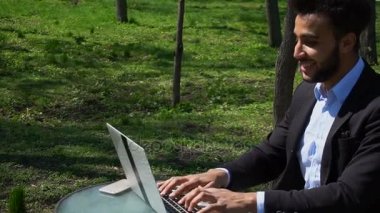 Blogger video üstünde laptop bağlar..