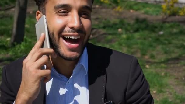 Fils attentionné parle avec maman au téléphone et sourit avec des fossettes . — Video