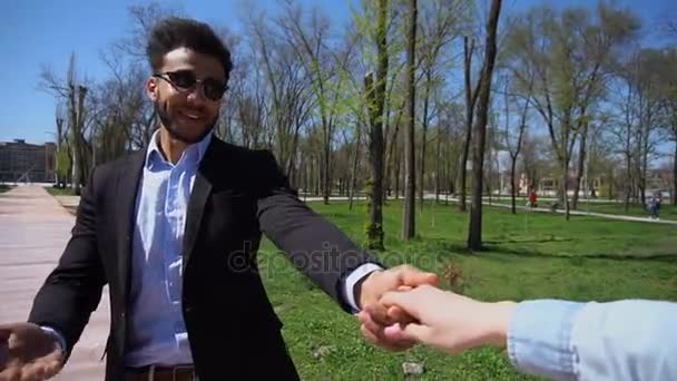 Chico líder tía para caminar en parque . — Vídeo de stock