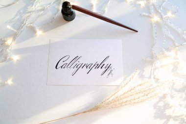 Kaligrafi yazıt üzerinde siyah mürekkep ile güzel kartpostal