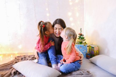 Eğleniyor ve küçük kızlarla oynamak güzel ablası