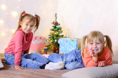 Komik küçük kız gülmek ve konuş, katta ve üzerinde yalan poz