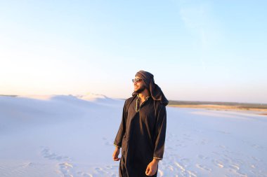 Mutlu adam Arap, çöl, gülümsüyor yürür ve li sahiptir