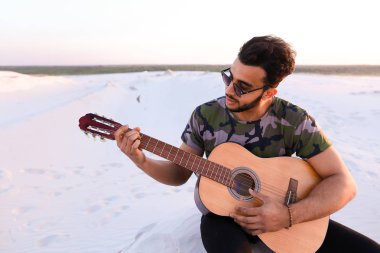 Arap yakışıklı genç gitar mi Hill'de oturan, ayarlar