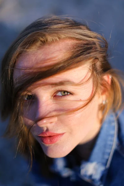 Kadın portre profil üzerinde shore Karadeniz savaş çekim — Stok fotoğraf