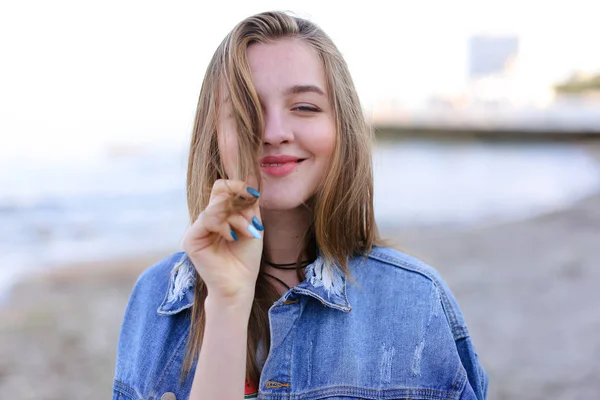 Beautiful girl with charming smile posing on camera, standing on — Stock Photo, Image