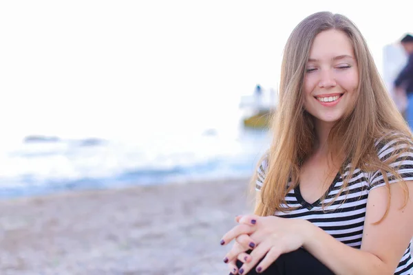 Retrato de chica alegre que posando en la cámara y riendo lindo — Foto de Stock