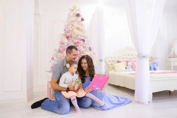 Vrolijke familie plezier samen ontspanning, lachen en glimlachen in — Stockfoto