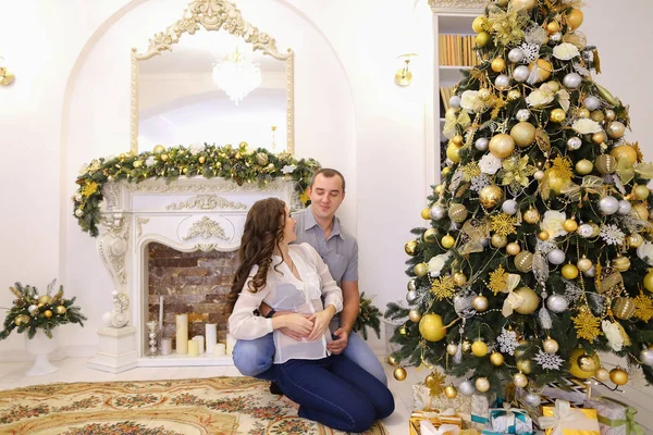 Belleza marido y mujer posando y mirando a la cámara, abrazar — Foto de Stock