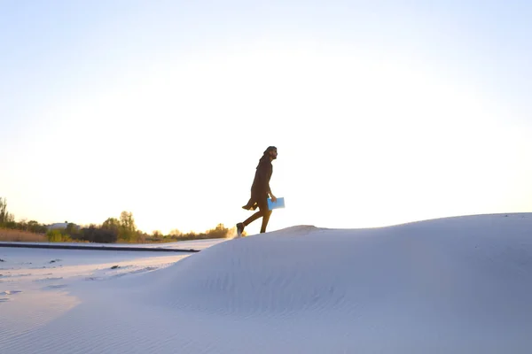 Висота чоловічого мусульманської до верхньої частини піску, дюни над білим піском в — стокове фото