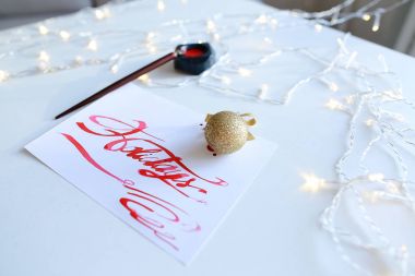 Kartı ile metin tatil beyaz blo üzerinde kırmızı renkli yazı